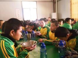 杭州戒网瘾学校送温暖给学生煮姜汤水